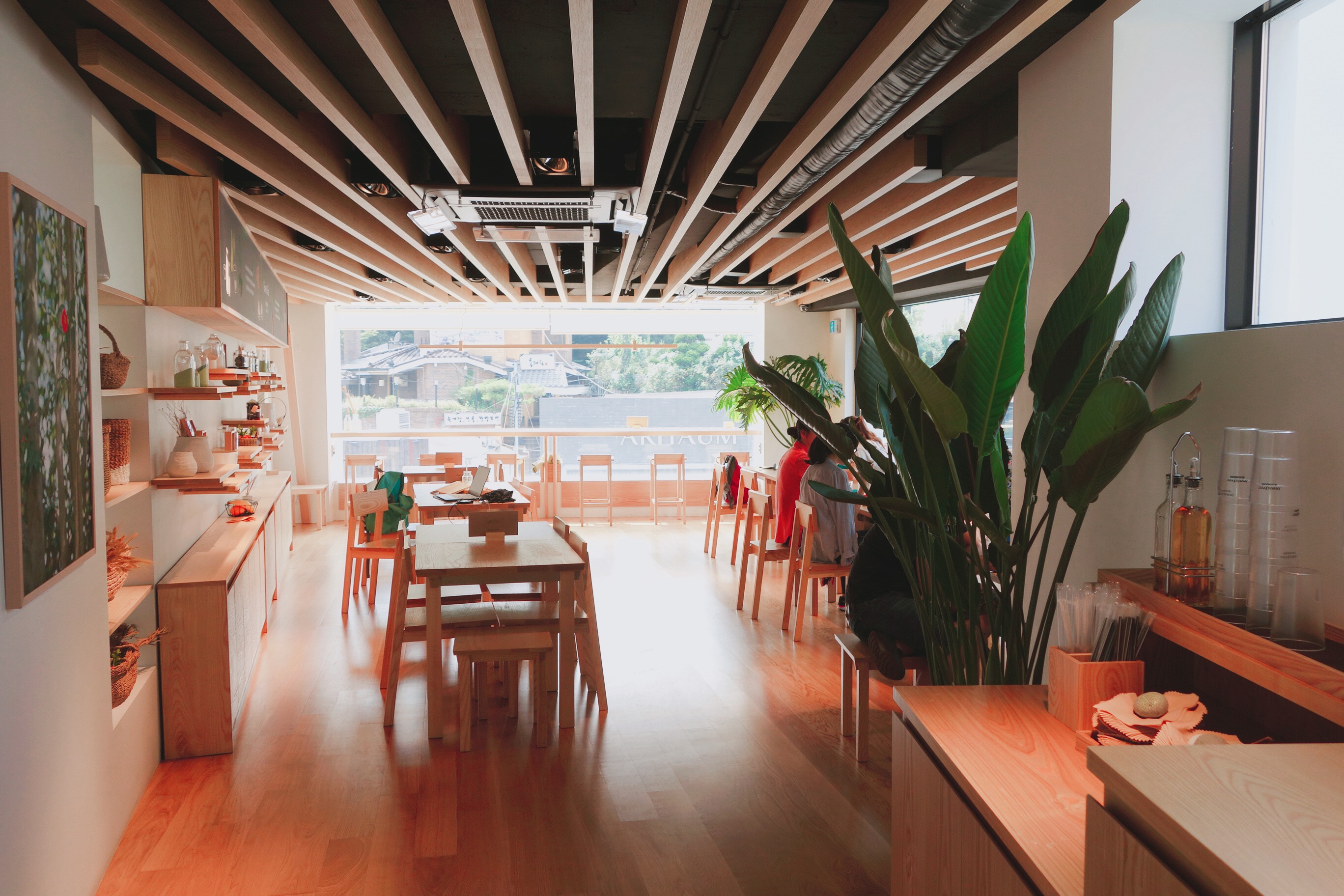 🇰🇷【首爾】綠色咖啡廳：Innisfree JEJU HOUSE三清店 悅詩風吟濟州屋