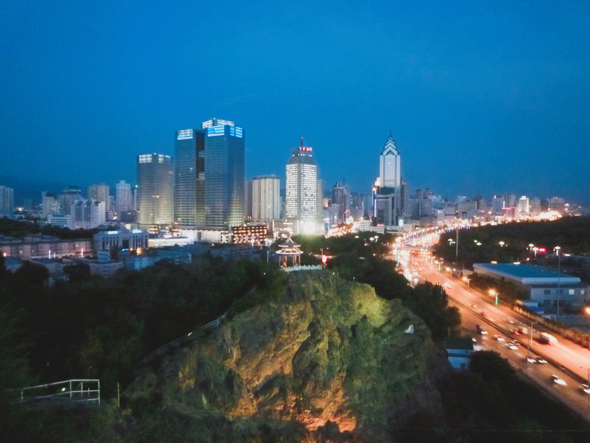 🇨🇳【新疆】把烏魯木齊踩在腳底下！紅山公園看夜景