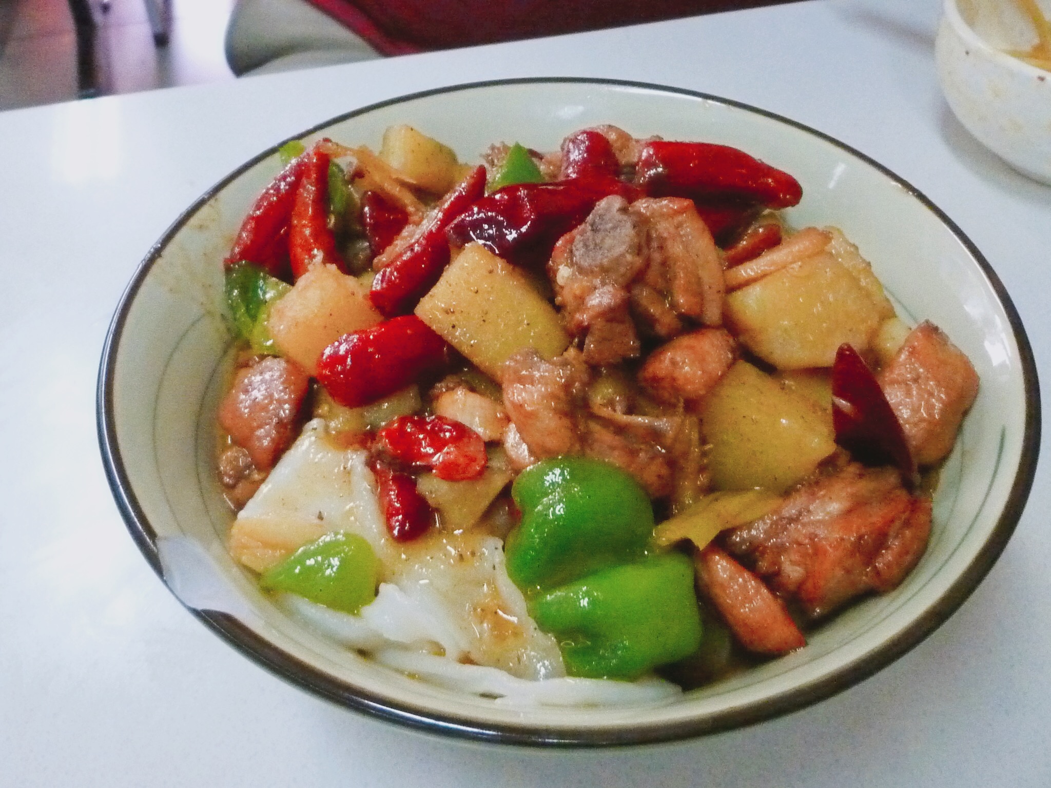 🇨🇳【新疆】烏魯木齊第一餐，魂牽夢縈的大盤雞拌麵：馬胖子名吃