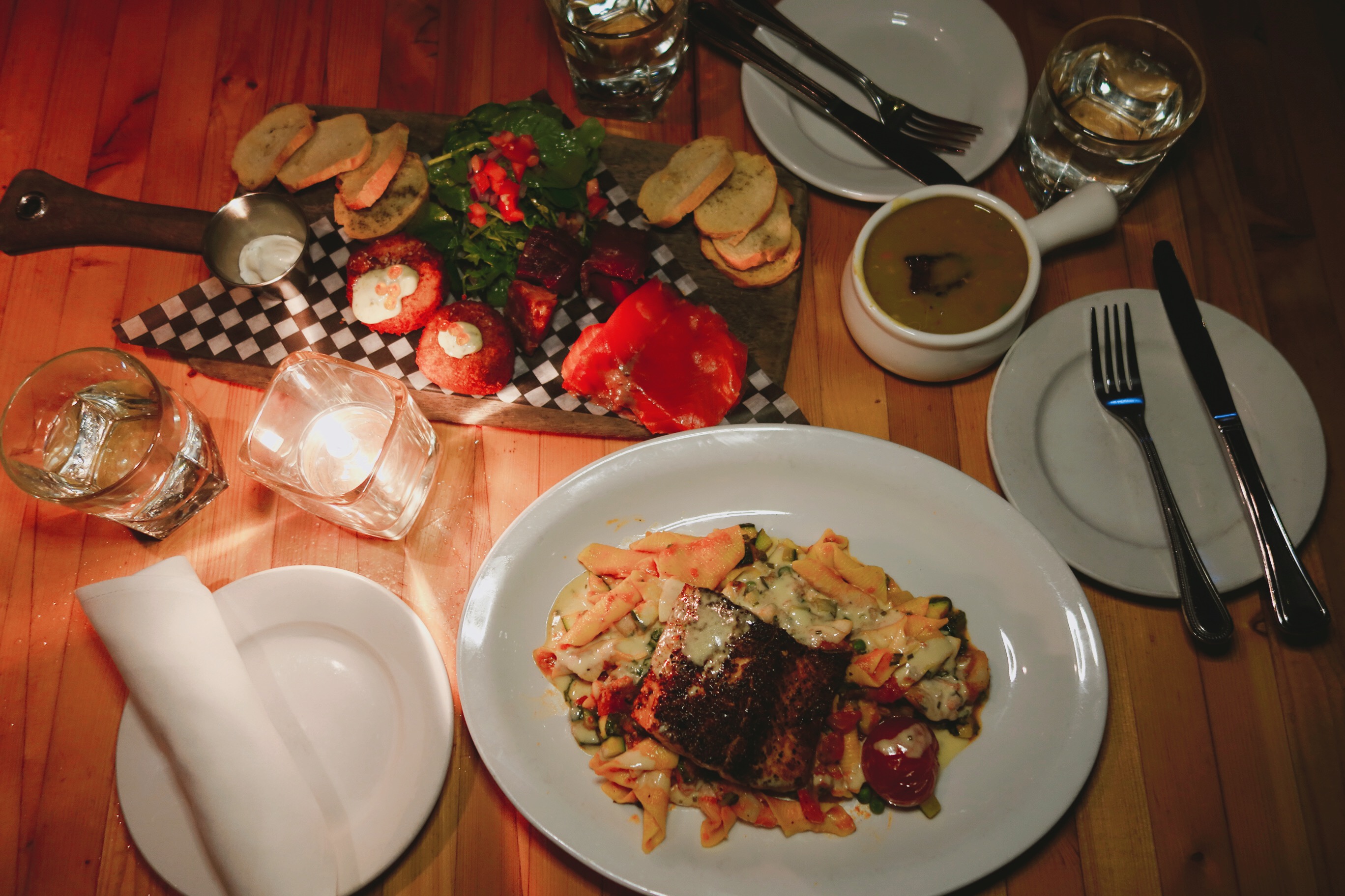 🇨🇦 加拿大 | 一位難求、大啖鮭魚料理：The Flying Pig Gastown, Canada