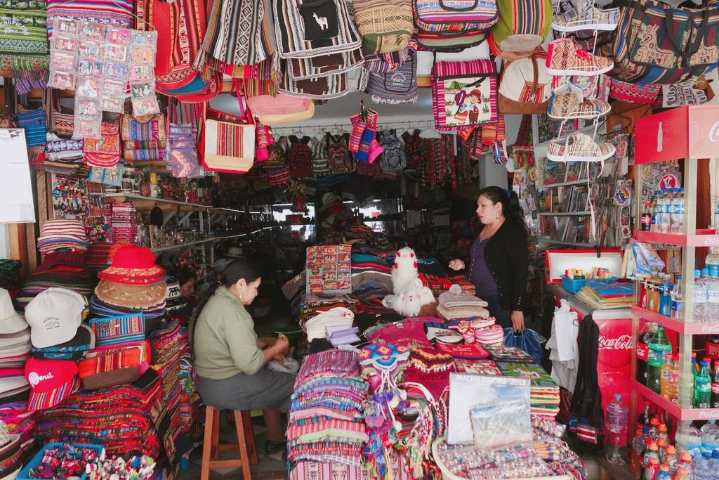 🇵🇪 秘魯 | 熱水鎮蹓躂,做印加SPA、市集買印加風披肩、馬丘比丘郵局寄明信片 Aguas Calientes, Peru